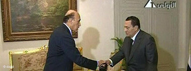 عمر سليمان يصافح الرئيس مبارك بعد أن حلف اليمين الدستوري كنائب للرئيس