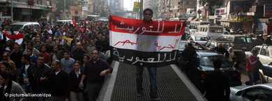 متظاهر مصري يحمل العلم المصري كتب عليها لا للتوريث ولا للعبودية dpa   