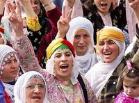 نساء كرديات يحتفلن في 8 مارس/آذار 2002 بعيد المرأة في اسطنبول، الصورة: أ ب