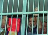 الصحفي يورتجو خلف القضبان، الصورة: أ ب