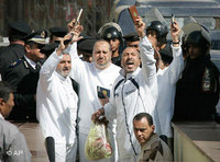 أعضاء من حركة الإخوان المسلمين في طريقهم على المحاكمة في مصر، الصورة أ ب
