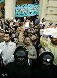 أعضاء من حركة الإخوان المسلمين يتظاهرون في الإسكندرية، الصورة أ ب