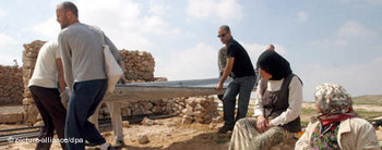 ناشطو سلام إسرائيليون يشيدون بيوتا لفلسطينيين هدم الجيش الإسرائيلي منازلهم، الصورة: د.ب.ا 