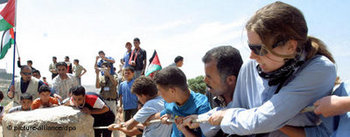 صورة رمزية للعمل المشترك بيم إسرائيليين وفلسطينيين، الصورة: د.ب.ا 
