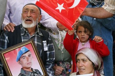 ، عائلة تركية تبكي قتيلها من هجمات الأكراد الصورة ا.ب