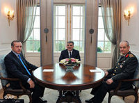 رئيس الوزراء إردوغان والجنرال باسبوغ وعبد الله غول، الصورة: ا.ب