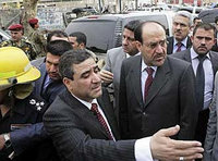 رئيس الوزراء العراقي نوري المالكي يزوج موقع التفجيرات، الصورة ا ب