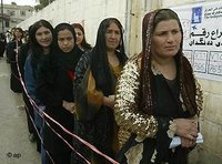 عراقيات يتوجهن إلى صناديق الاقتراع