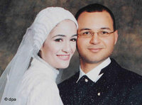 مروة الشربيني مع زوجها في حفل الزفاف