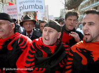 متظاهرون ألبان في كوسوفو؛ الصورة: د ب أ