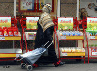 امرأة تركية تمر أمام محلات تجارية في مدينة فرانكفورت؛ الصورة: أ ب