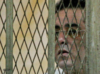 المعارض أيمن نور خلف القضبان؛ الصورة: أ ب