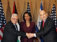 الرئيس الفلسطيني عباس ورئيس الوزراء الإسرائيلي ألمرت ووزيرة الخارجية الأمريكية رايس