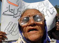 متظاهرة مؤيدة لحقوق المرأة في باكستان
