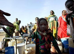 مخيم لاجئين من دارفور في الدولة المجاورة تشاد، الصورة: أ ب