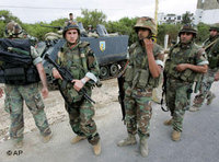 عناصر من الجيش اللبناني يحاولون السيطرة على الوضع في مخيم نهر البارد، الصورة: أ ب