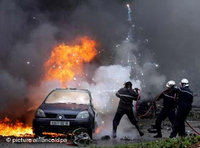 إطفائي يحاول إطفاء سيارة مشتعلة بعد الاعتداءات في الجزائر العاصمة في 11 أبريل/نيسان 2007، الصورة: د ب أ