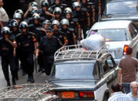 رجال الأمن العام في مواجهة متظاهرين في القاهرة، الصورة: أ ب