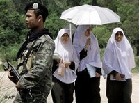 طالبات مسلمات وجندي في مقاطعة يالا، الصورة: أب