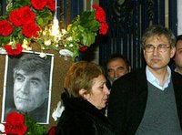 الكاتب أورهان باموك أثناء جنازة الصحفي هرانت دينك، الصورة: أ ب
