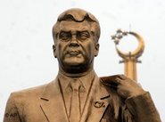 تمثال لسابارمورات نيازوف رئيس تركمانستان السابق، الصورة: أ ب