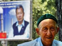 رجل أمام دعاية للانتخابات الريئاسية في قيرغستان، الصورة: أ ب