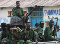 قوات الحكومة الانتقالية على دبابة إثيوبية، الصورة: أ ب