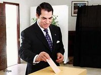 الرئيس التونسي بن علي أثناء الانتخابات المحلية في العام 2000، الصورة: د ب أ