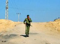 جندي فلسطيني على حدود غزة، الصورة: أ ب
