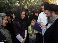 آية الله بوروجردي أمام بيته في طهران، الصورة: أ ب