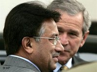 الرئيس الأمريكي بوش والرئيس الباكستاني مشرف، الصورة: أ ب