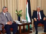 الرئيس الفلسطيني محمود عباس ورئيس الحكومة إسماعيل هنية ، الصورة: أ ب