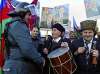 أحد مؤيدي الرئيس إلهام علييف في باكو في 10 نوفمبر/تشرين الثاني 2005، الصورة: أ ب