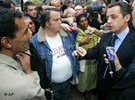 وزير الداخلية الفرنسي ساركوزي يتحدث مع مهاجرين في ضاحية بوبيني، الصورة: أ ب