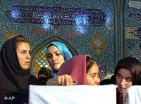 نساء إيرانيات ينتخبن رئيسا جديدا، الصورة: أ ب
