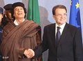 لعقيد القذافي مع الرئيس السابق للمفوضية الأوربية رومانو برودي، الصورة: أ ب