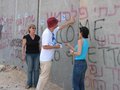 ناشطون إسرائيليون بالقرب من الجدار في أبو ديس، الصورة: أ ب