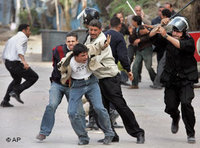 مواطن قبطي مصري يتعرض للضرب من قبل أفراد من الشرطة باللباسين الرسمي والعادي في شارع كنيسة مكسيموس بالاسكندرية. الصورة. أب