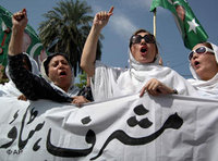 مظاهرة خرج فيها معارضو برويز مشرف يوم الأحد الماضي في مدينة بيشاور، الصورة : أ.ب