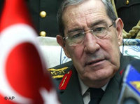 صورة رئيس هيئة أركان الجيش التركي، يشار بويوكانيت Yasar Büyükanit، الصورة. أ.ب 