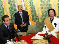 الرئيس ساركوزي والزعيم الليبي، الصورة: أ.ب 