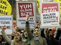 احتجاجات مؤيدي حزب العدالة والتنمية ضد الادعاء العام التركي، الصورة: أ.ب