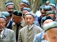 مسلمون ويغوريون أثناء توجههم للًصلاة في أحد المساجد في بكين، الصورة: أ.ب