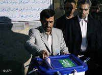 الرئيس الإيراني أثناء الإدلاء بصوته، الصورة: أ. ب