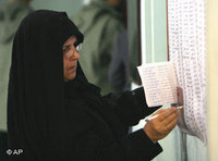 احدى النساء الإيرانيات في رحلة البحث عن مرشحها، الصورة: أ.ب