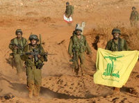 جنود إسرائيليون يحملون أعلام حزب الله مظهرين فرحتهم بدحر مقاتلي الحزب، الصورة: أ.ب