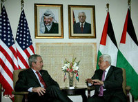 بوش خلال لقائه عباس في رام الله، الصورة: أ.ب
