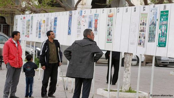 جزائريون يتأملون قوائم المرششحين للانتخبات البرلمانية التي ستجري في العاشر من مايو 2012
