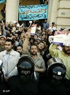 الصراع بين النخبة الحاكمة والإخوان المسلمين في مصر من 1954 لـ 2012 