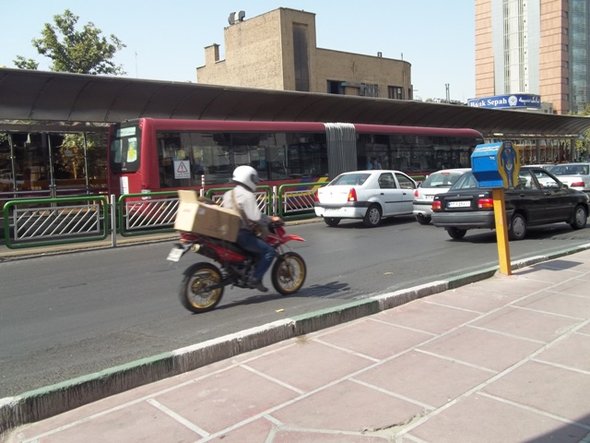 طهران العاصمة ، مختنقة بالسيارات والمباني، الانوار تضيء الشوارع بكثافة لا تدل على وجود تقشف في استهلاك الطاقة